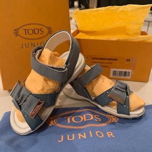 New Tod’s Junior Girls Leather Sandals in Wave.